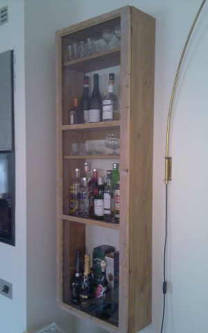 Enkelt vitrinskåp i betsad furu, med gamla fönster.